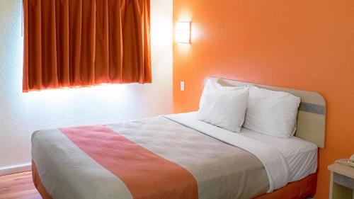 Motel 6-Seymour IN - North - image 4
