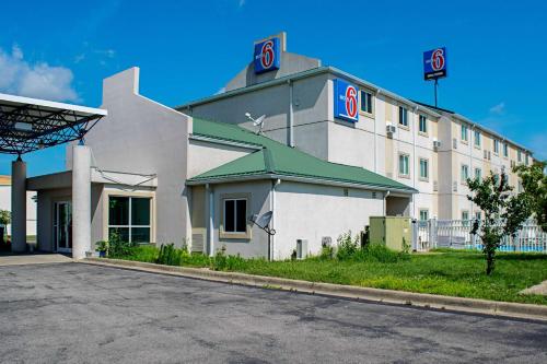 Motel 6-Seymour, IN - North - Hotel - Seymour