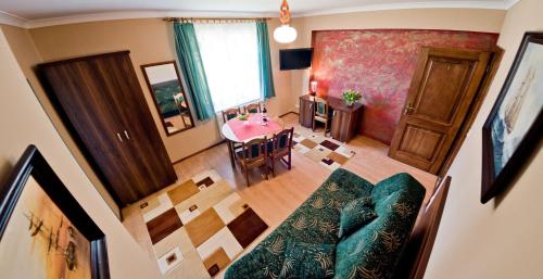 Deluxe One-Bedroom Apartment image 10