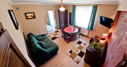Deluxe One-Bedroom Apartment image 8