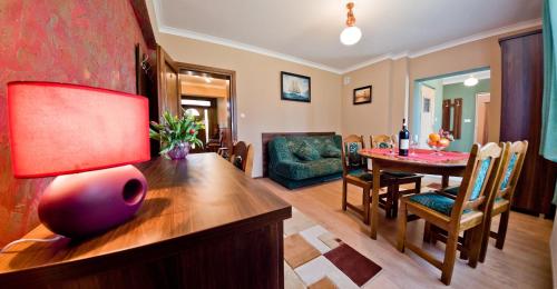 Deluxe One-Bedroom Apartment image 5