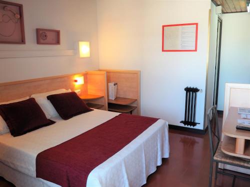 Hotel Xaine Park Hotel Xaine Park is conveniently located in the popular Lloret De Mar City area. The property offers a wide range of amenities and perks to ensure you have a great time. Service-minded staff will welc