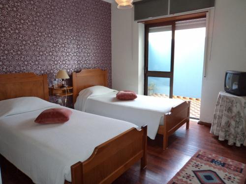 2 twin beds