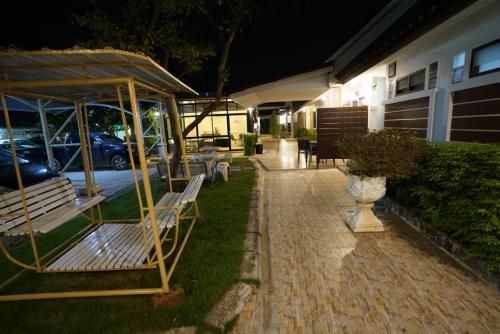 Attractions, The Chill House in Tha Muang