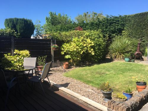 Spacious bungalow/private garden-sleeps up to 6