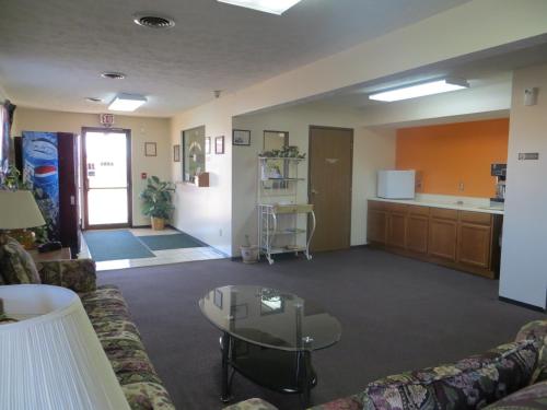 Baxter Inn 4 Less - image 6