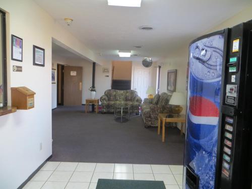 Baxter Inn 4 Less - image 8