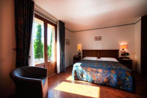 1 queen bed, 2 twin beds