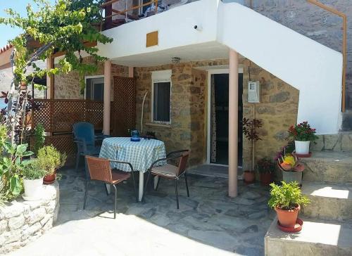 Spiros Apartments in Tilos