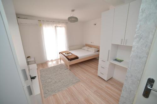 2 bedrooms, 6 beds