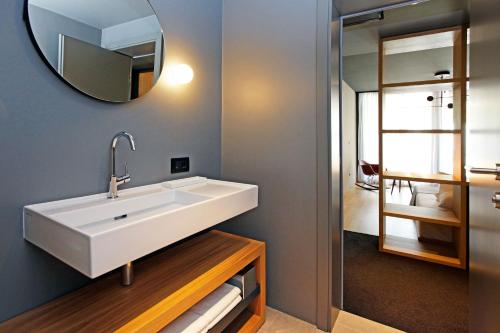 Classic Double or Twin Room with Balcony image 9