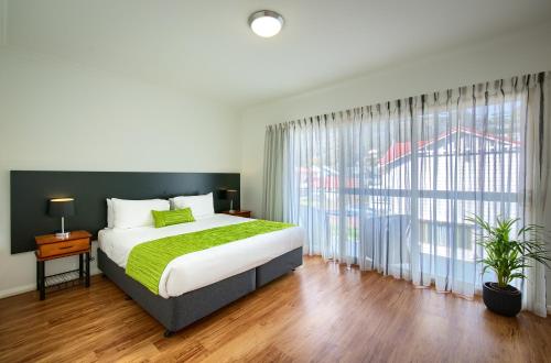 Pelicans Albany Middleton Beach Pelicans Albany Middleton Beach is a popular choice amongst travelers in Albany, whether exploring or just passing through. The hotel offers a high standard of service and amenities to suit the indivi