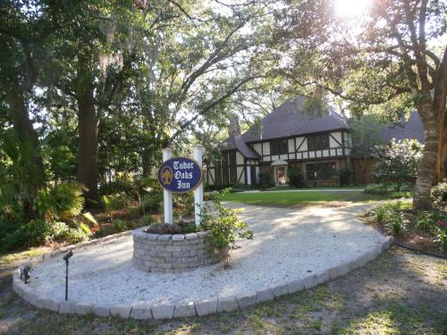 Tudor Oaks Inn - Accommodation - Summerville