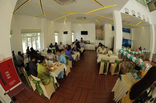 Restaurant, Virtue Highland Hotel in Mayangone