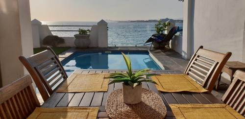 Westbank Private Beach Villa, 4 Bedrooms, Private pool, on the Beach!