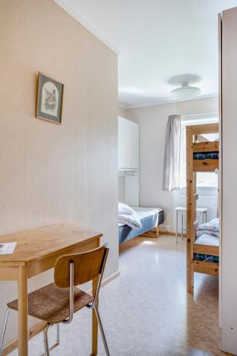 1 twin bed, 1 bunk bed