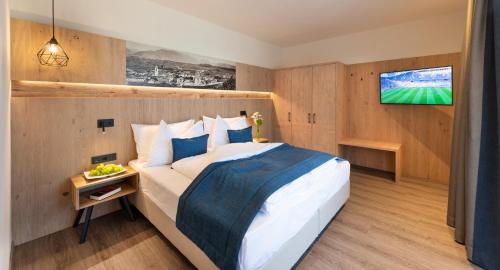 1 queen bed, 1 sofa bed