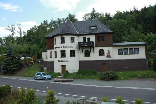 Hotel Waldfrieden - Accommodation - Elsterberg