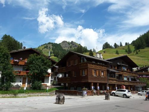 Apartment with Mountain View