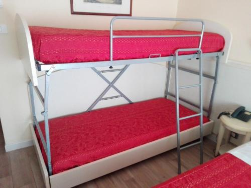 1 queen bed, 2 bunk beds