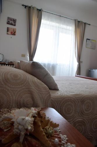 1 queen bed, 1 twin bed