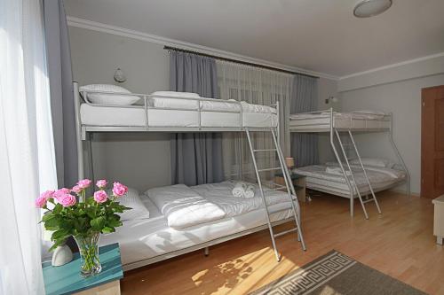 2 bunk beds