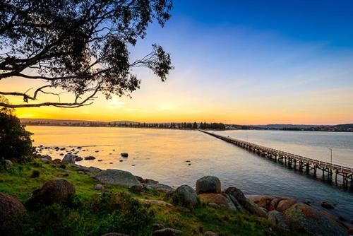 Victor Harbor Holiday & Cabin Park Ideally located in the Victor Harbor area, Victor Harbor Holiday & Cabin Park promises a relaxing and wonderful visit. The property offers a high standard of service and amenities to suit the individu