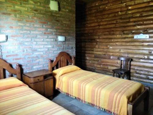 2 twin beds