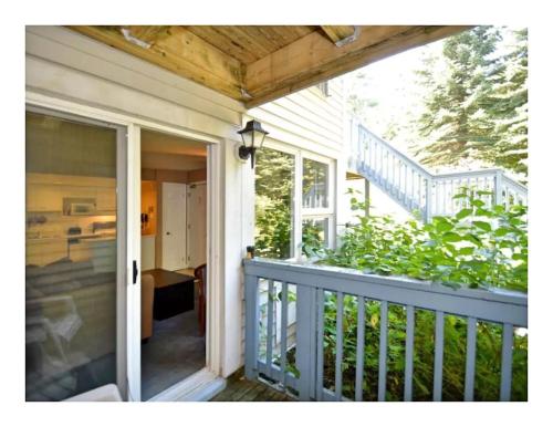Balcony/terrace, Rustic Mountainside Chalet in The Blue Mountains (ON)