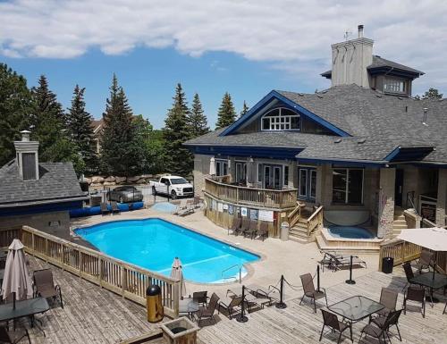 Swimming pool, Rustic Mountainside Chalet in The Blue Mountains (ON)
