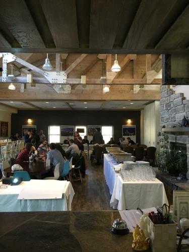 Restaurant, Rustic Mountainside Chalet in The Blue Mountains (ON)