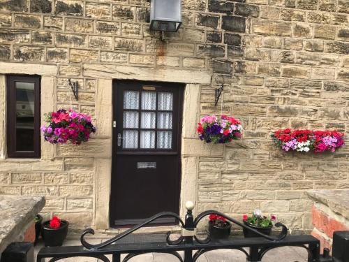 The Cottage, cosy 2 bedroom pet friendly perfect for contractors free secure parking,CCTV, Leeds (photo 6)