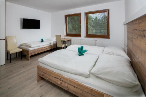 1 queen bed, 1 twin bed