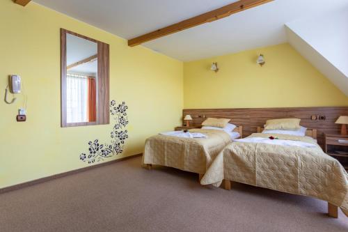 1 double bed, 2 twin beds