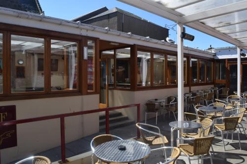 สวน, Cheers Cafe Bar & Tavern in เซ็นทรัล-แอคาเดมี