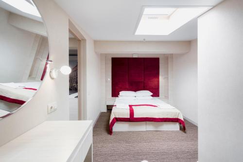 1 queen bed, 2 sofa beds