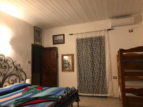 1 queen bed, 1 bunk bed