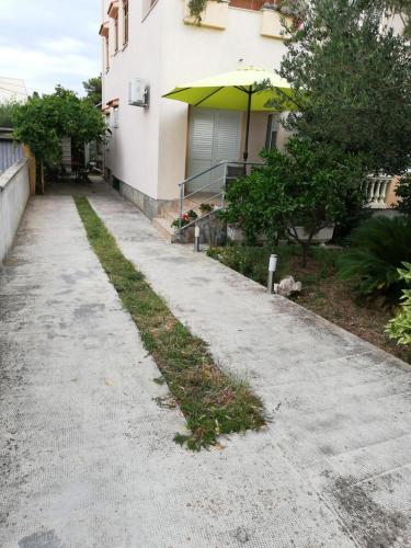 Apartments with a parking space Zadar - 15945 - image 3