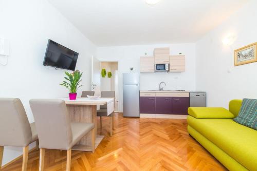 Apartments with WiFi Split - 16033, Split (photo 8)