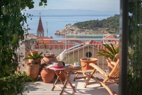  Family friendly apartments with a swimming pool Makarska - 16035 in Makarska