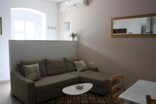 One-Bedroom Apartment image 2