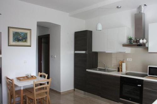 One-Bedroom Apartment image 1