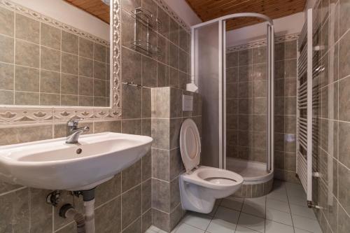 2 bedrooms, 4 beds