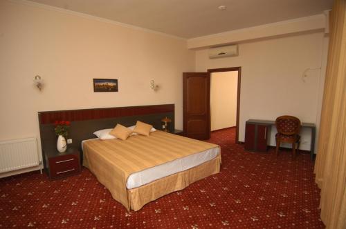 Manhattan Hotel & Restaurant - image 9
