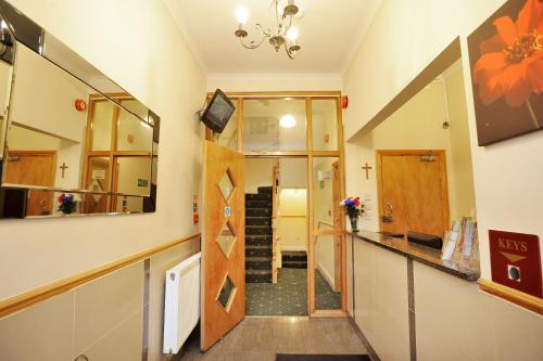 Lobby, Elmwood Hotel in Kings Cross St. Pancras