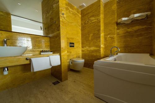 City Hotel - image 12