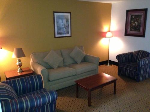 Brentwood Inn & Suites