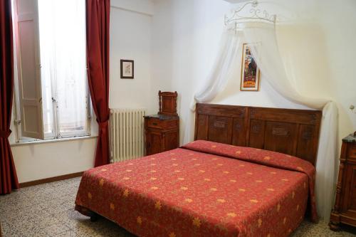 1 double bed, 1 twin bed