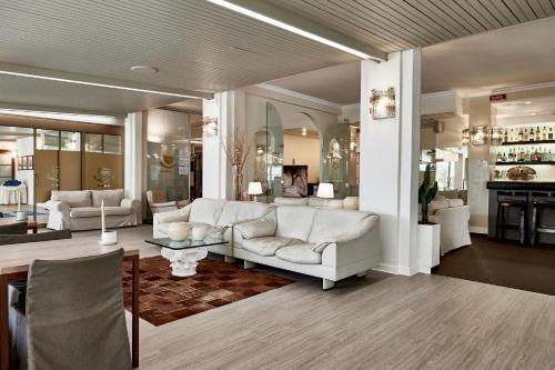 Rouge Hotel International - image 10