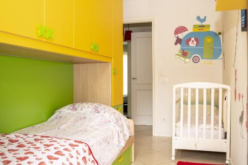 GuestHost - Fellini Family Flat - Tap to explore photos